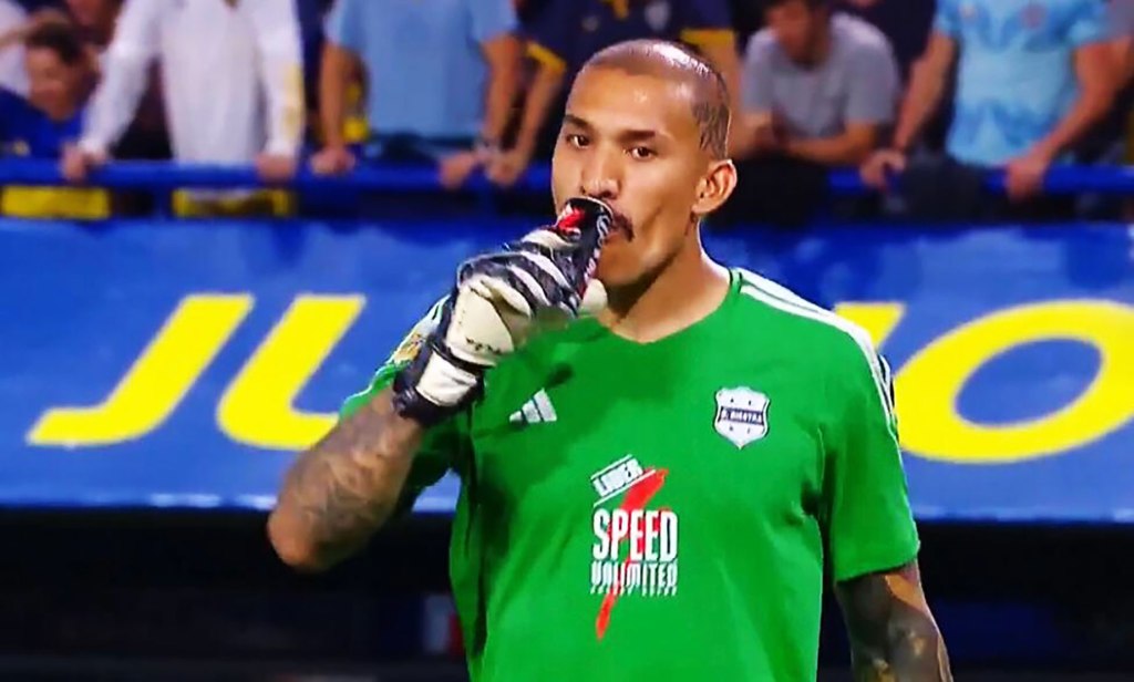 el arquero de deportivo riestra tuvo tiempo de tomar speed en el medio del partido contra boca juniors
