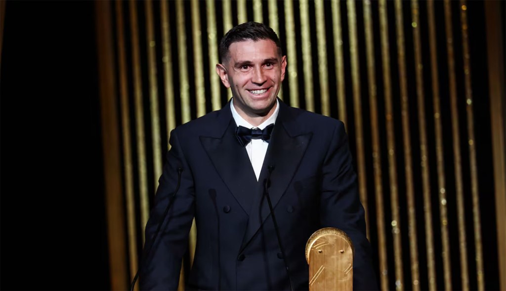 El Dibu Martínez fue galardonado como el mejor arquero por segundo año&nbsp;consecutivo