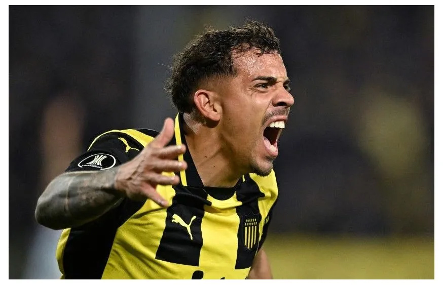 En una noche de pierna fuerte, Peñarol derrotó a Racing y se mantiene con vida para el partido de vuelta por los octavos de final de la Copa&nbsp;Libertadores.